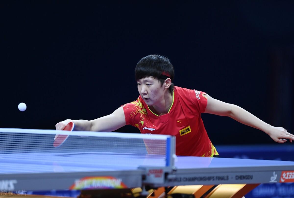 用深色西装 用深色西装